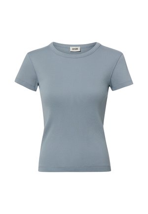 Kurzärmeliges, geripptes, hellblaues, tailliertes Damenshirt mit rundem Ausschnitt und Etikett im Kragen innen.