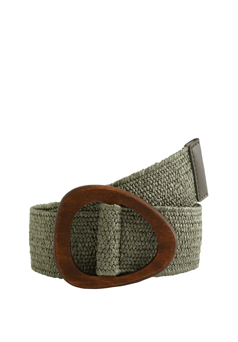 Zelena pletena pasova z velikim ovalnim lesenim sponko in teksturiranim tkaninskim dizajnom. Pas konča z umetnim usnjenim trakcem za zapenjanje.