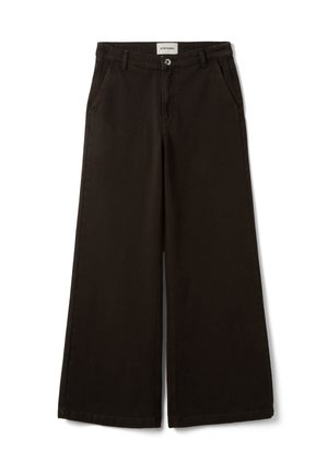 Weite schwarze Hose mit Fronttaschen, Gürtelschlaufen, Knopfverschluss und einem Etikett am Bund mit der Aufschrift Stefanel.