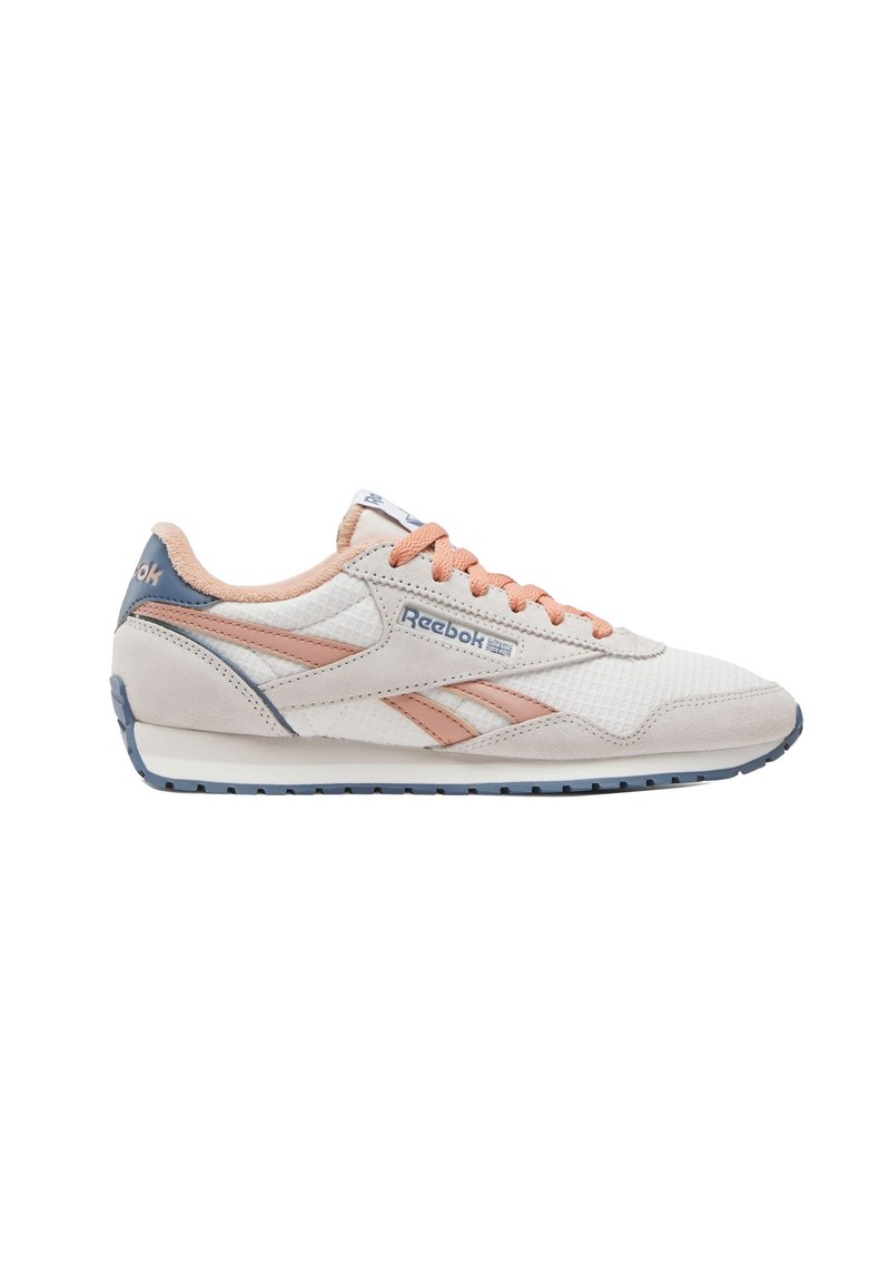 Zapatillas Reebok con un upper de malla blanca y gamuza, acentos naranjas, cuello acolchado y una suela de goma con un patrón de tracción azul.
