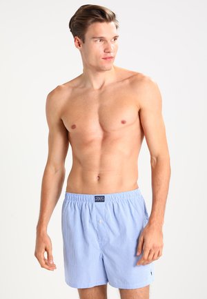 Blaue gestreifte Herrenboxershorts mit elastischem Bund und Knopfverschluss. Der Stoff scheint leicht und atmungsaktiv zu sein.