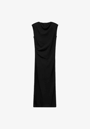 Vestido largo negro sin mangas con escote drapeado y sutil fruncido lateral, con silueta ajustada que se extiende hasta el dobladillo a ras del suelo.