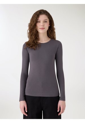 - Bluzka z długim rękawem