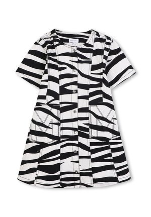 Robe à manches courtes en imprimé zèbre noir et blanc, avec un devant à boutons et deux poches plaquées avec des détails de couture contrastés.
