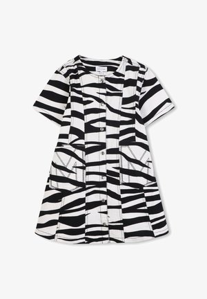 Robe à manches courtes en imprimé zèbre noir et blanc, avec un devant à boutons et deux poches plaquées avec des détails de couture contrastés.