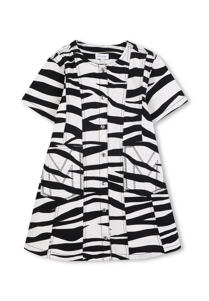 Korte mouwen jurk in zwart-wit zebra print, met een knoopsluiting aan de voorkant en twee patch pockets met contrasterende stikdetails.