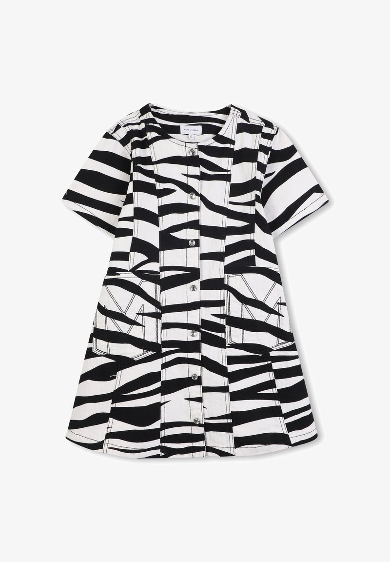 Korte mouwen jurk in zwart-wit zebra print, met een knoopsluiting aan de voorkant en twee patch pockets met contrasterende stikdetails.