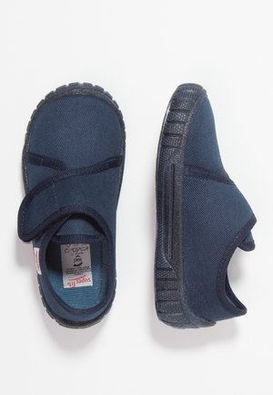 Granatowe buty dziecięce na wsuwkę z teksturowaną gumową podeszwą i pojedynczym paskiem na rzep, pokazane z góry i z boku.