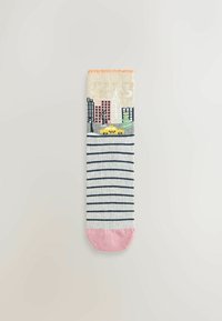 Randig strumpa med ljusgrå bas, rosa häl och orange scallop-top. Har ett stadsbildsmönster med en gul taxi och träd.