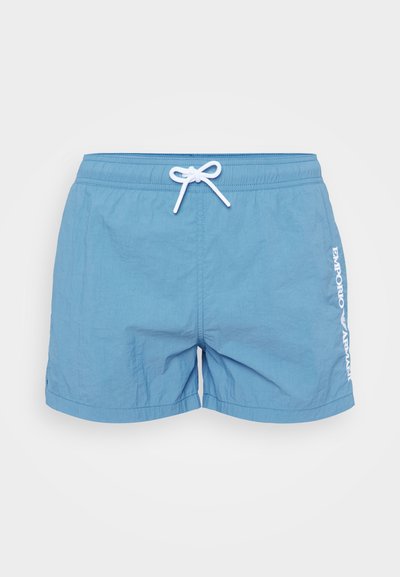 Shorts de bain bleu clair avec une taille élastique et un cordon blanc, arborant le logo "Emporio Armani" imprimé en blanc sur le côté.