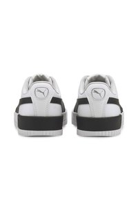 Sneakers bianchi e neri con una tomaia sintetica, caratterizzati da un tallone testurizzato e strisce a contrasto, suola in gomma e logo in rilievo.