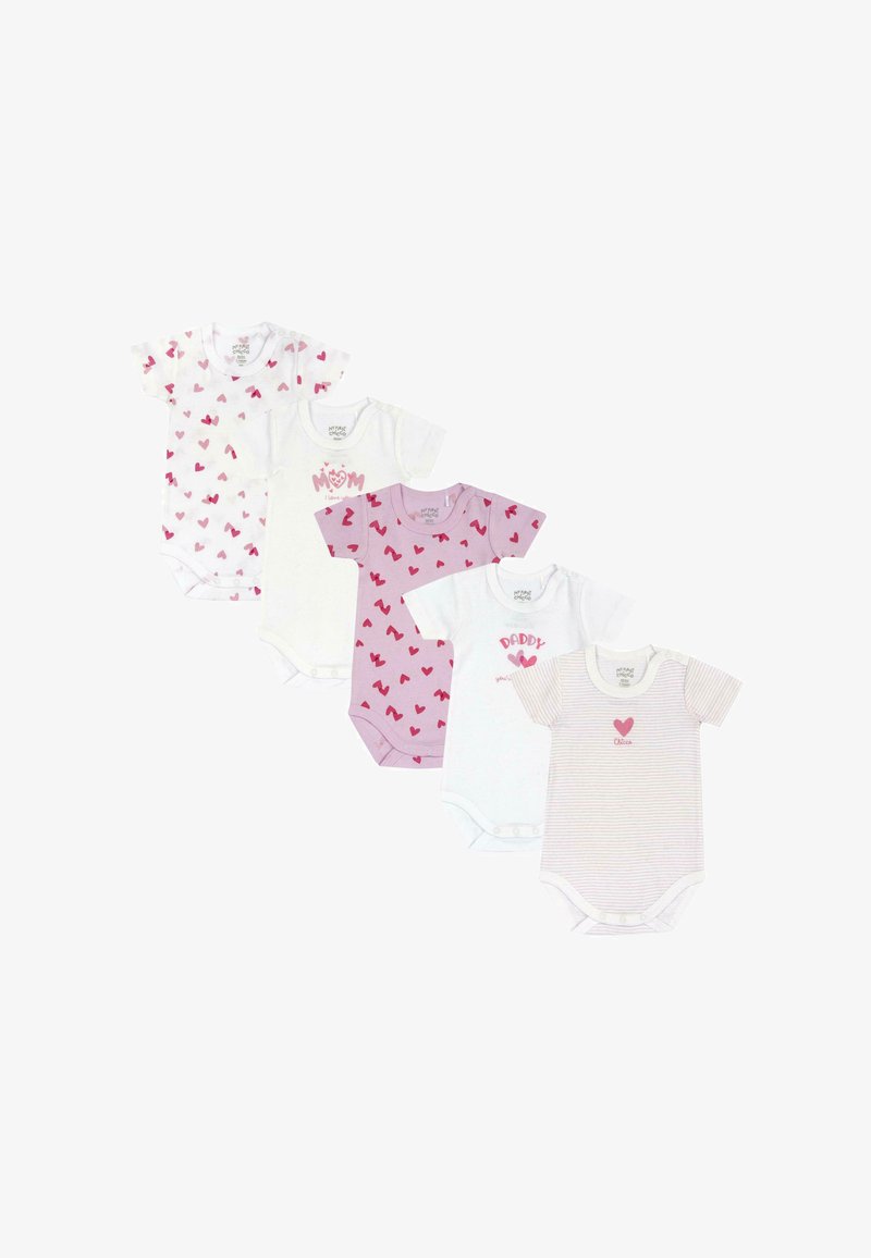 Cinq bodies pour bébé à manches courtes en blanc, rose et lavande, ornés de motifs en forme de cœur et de texte. Le matériau est en coton doux avec des fermetures à pression.