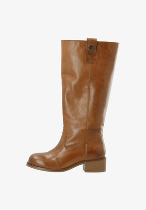 Wysoki brązowy skórzany boot z niskim obcasem blokowym, przeszyciem wzdłuż bocznych szwów oraz pętelką z metalowym oczkiem blisko góry.