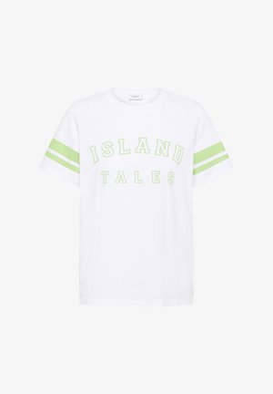 Bílý bavlněný tričko s nápisem "ISLAND TALES" ve světle zelených písmenech, se zeleno-bílými pruhovanými akcenty na rukávech.