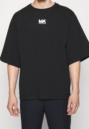 Schwarzes Baumwoll-T-Shirt mit überschnittenen Schultern, Rundhalsausschnitt und kleinem weißem Logo auf der Brust. Verfügt über eine legere Passform und kurze Ärmel.