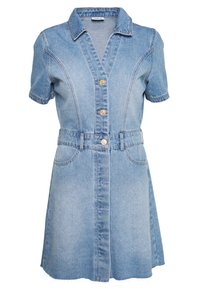 Jasnoniebieska sukienka dżinsowa z krótkimi rękawami, kołnierzykiem, zapięciem na guziki z przodu oraz dwiema bocznymi kieszeniami. Posiada pasek w talii.