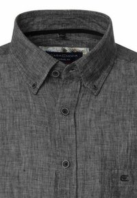 Graues Leinen-Hemd mit Knöpfen, das einen Kentkragen, schwarze Knöpfe und Stickdetails aufweist. Enthält ein Logo auf der linken Seite nahe dem Saum.