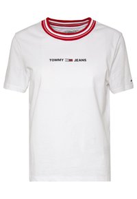 Camiseta de algodón blanca con un cuello de tripa a rayas rojas y blancas, logo "TOMMY JEANS" en negro y un pequeño emblema en la manga.