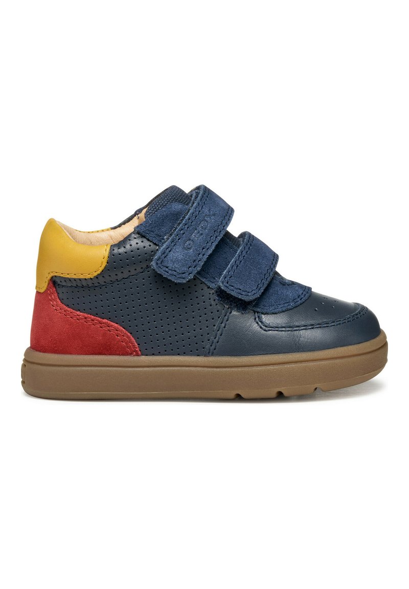 Sneaker in pelle blu e rossa con cinturini in Velcro, design perforato, suola in gomma color beige e accento giallo sul tallone. Punta arrotondata e colletto imbottito.