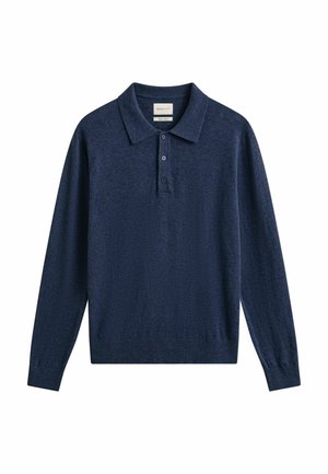 Donkerblauwe poloshirt met lange mouwen, voorzien van een drieknopensluiting en geribbelde manchetten en zoom, weergegeven op een witte achtergrond.