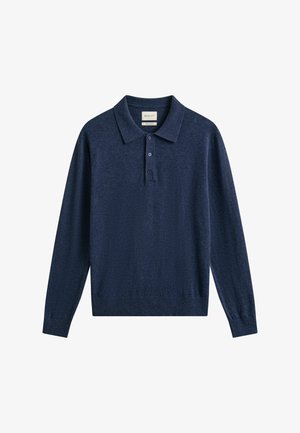 Donkerblauwe poloshirt met lange mouwen, voorzien van een drieknopensluiting en geribbelde manchetten en zoom, weergegeven op een witte achtergrond.