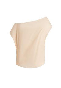 Haut léger beige à épaules dénudées avec un design drapé, manches courtes, et une texture lisse. Ourlet arrondi en bas.