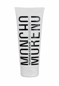 Tubo blanco de "Moncho Moreno Wonder Cream" con texto negro en negrita; superficie lisa; tapa abatible; diseño minimalista.