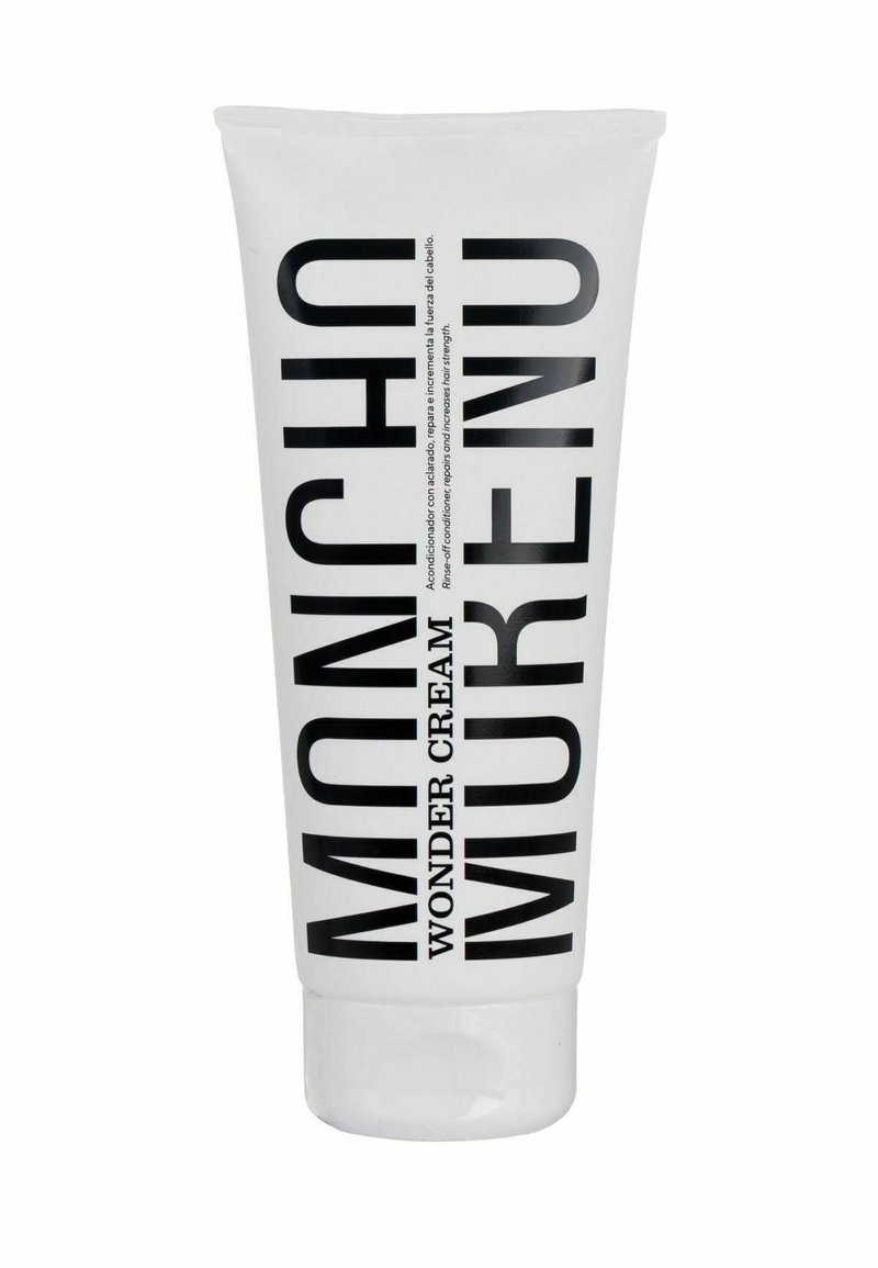 Tubo blanco de "Moncho Moreno Wonder Cream" con texto negro en negrita; superficie lisa; tapa abatible; diseño minimalista.