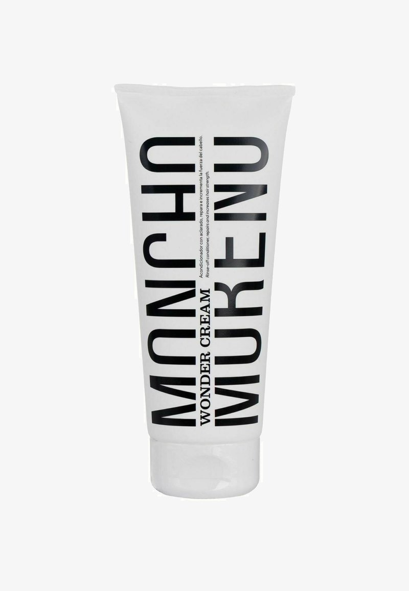 Tubo blanco de "Moncho Moreno Wonder Cream" con texto negro en negrita; superficie lisa; tapa abatible; diseño minimalista.