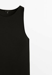 Haut noir sans manches en tissu lisse, avec un col rond et une silhouette droite, idéal pour être porté seul ou superposé.