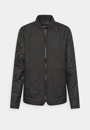 Chaqueta negra acolchada con cremallera frontal, dos bolsillos delanteros, mangas largas y cuello de canalé, mostrada sobre un fondo liso.