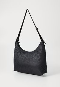 Schwarze Nylon-Schultertasche mit geschwungener Form, versehen mit einem einfarbigen Logo-Muster, verstellbarem Gurt und Reißverschluss.