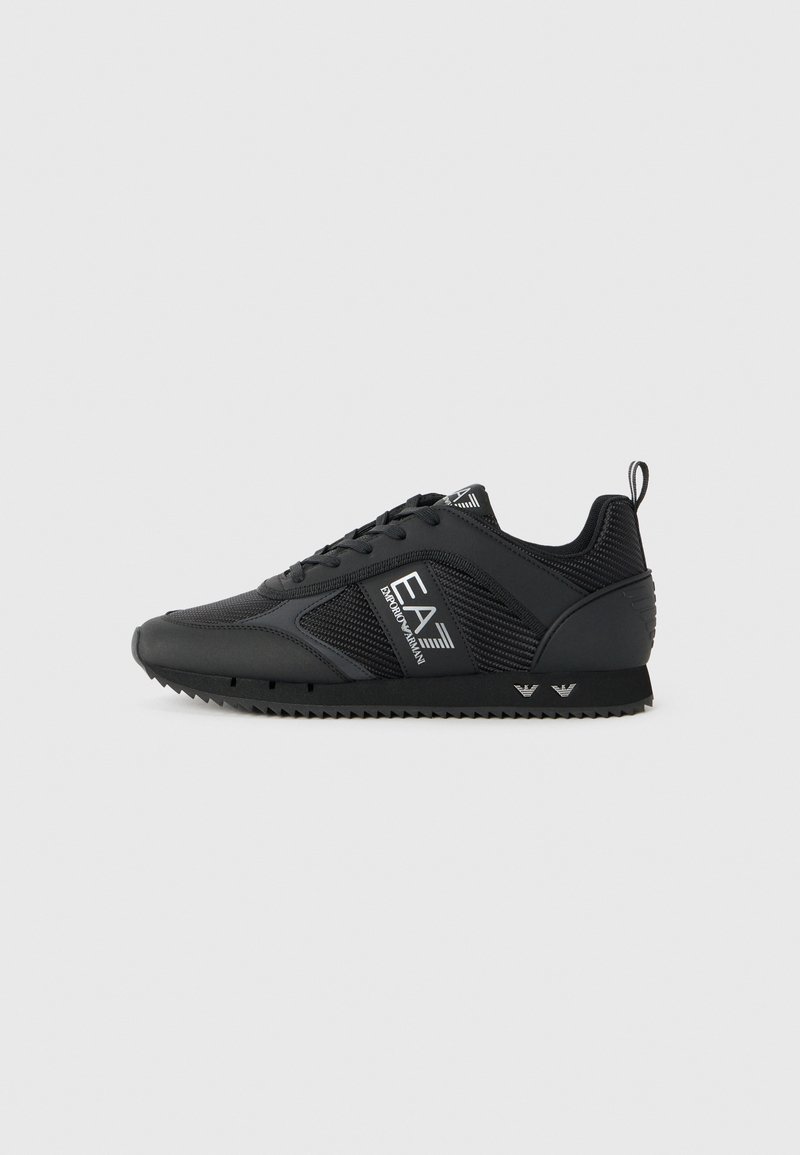 Sorte atletiske sneakers med en mesh-øvre, teksturerede detaljer, logo på siden og en gummitraktionssål.