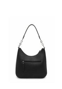 Schwarze Hobo-Tasche aus Leder mit körniger Textur, gebogenem Oberteil und abnehmbarem Schulterriemen. Verfügt über eine vordere Reißverschlusstasche und silberne Hardware-Akzente.