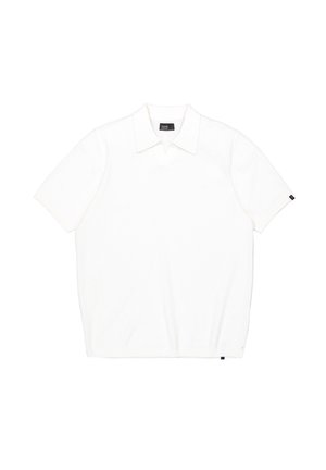 Wit poloshirt met korte mouwen, kraag, klein zwart label op de mouw en zichtbare stoftextuur op een effen achtergrond.