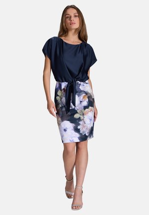 Navy Satinoberteil mit kurzen Ärmeln, gebundenem Bund; rock mit Blumenmuster in dunklen Tönen und hellen Blüten; figurbetontes Design, knielang.