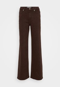 Pantalon marron à jambes larges avec un imprimé léopard subtil, poches avant et fermeture par bouton sur un fond uni.
