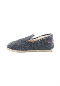 Chaussons en laine gris avec un bout rond, doublure douce et semelle beige. Présente un petit logo rouge sur le côté et des accents de couture gris.