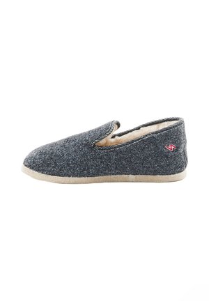 Grijze wollen slippers met een ronde neus, een zachte voering en een beige zool. Bevat een klein rood logo aan de zijkant en grijze stikselaccenten.