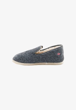 Grijze wollen slippers met een ronde neus, een zachte voering en een beige zool. Bevat een klein rood logo aan de zijkant en grijze stikselaccenten.