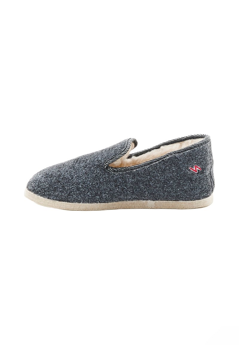 Chaussons en laine gris avec un bout rond, doublure douce et semelle beige. Présente un petit logo rouge sur le côté et des accents de couture gris.