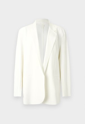 Blazer alb de damă cu rever cu crestătură, mâneci lungi și închidere frontală cu un singur nasture, afișat pe un fundal simplu și deschis.