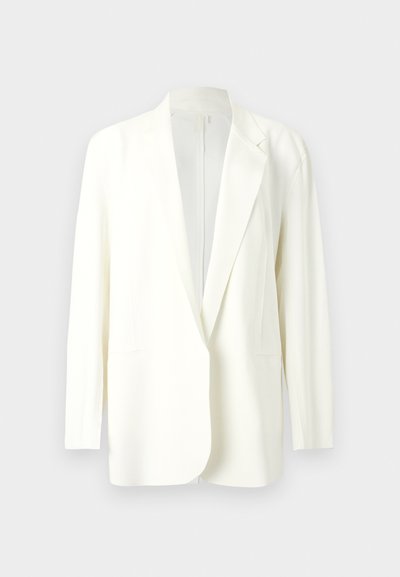 Λευκό γυναικείο σακάκι με πέτο με σχισμή, μακριά μανίκια και κούμπωμα με ένα κουμπί μπροστά, εμφανίζεται σε απλό ανοιχτό φόντο.