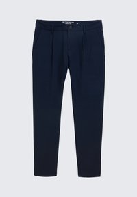 Pantalones azul marino con un frente plano, bolsillos laterales y cierre de botón. Fabricados con un material suave, tienen un corte regular y piernas ajustadas.