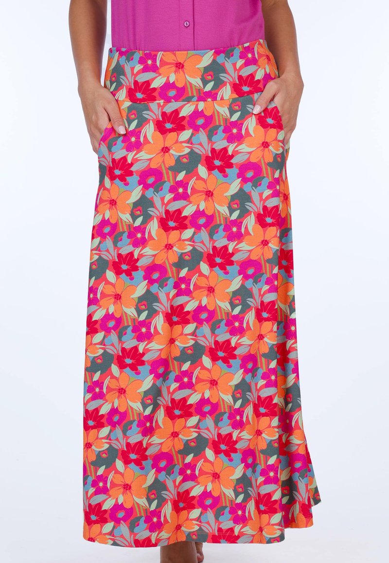 Maxikleid mit floralem Muster in lebendigen Farben von Orange, Pink und Rot auf einem grauen Hintergrund, ausgestattet mit zwei Seitentaschen.