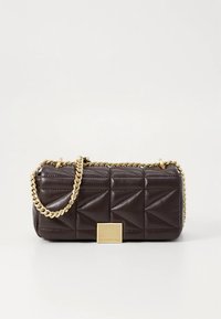 Borsa a tracolla in pelle marrone trapuntata con catenella dorata e fermaglio rettangolare. Presenta un motivo geometrico e una texture liscia.