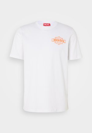 T-shirt en coton blanc avec un col rond, des manches courtes et un patch logo Diesel orange sur la poitrine gauche. Texture lisse.