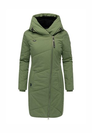 Grønn isolert kåpe med glidelås foran, stor hette og elastiske mansjetter. Har diagonalt quiltet mønster og sidelommer. Synlig svart fôr.