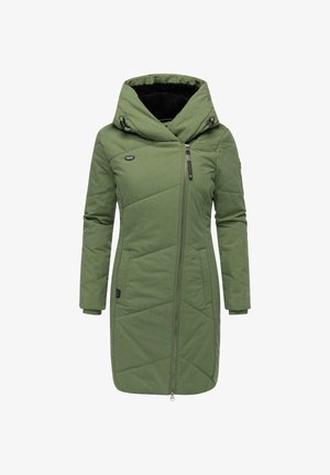 Grønn isolert kåpe med glidelås foran, stor hette og elastiske mansjetter. Har diagonalt quiltet mønster og sidelommer. Synlig svart fôr.