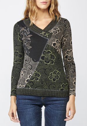 Dunkelgrüner und schwarzer V-Ausschnitt-Pullover mit langen Ärmeln, der mit floralem Muster, strukturiertem Strickkragen und kontrastierenden Stoffeinsätzen versehen ist.